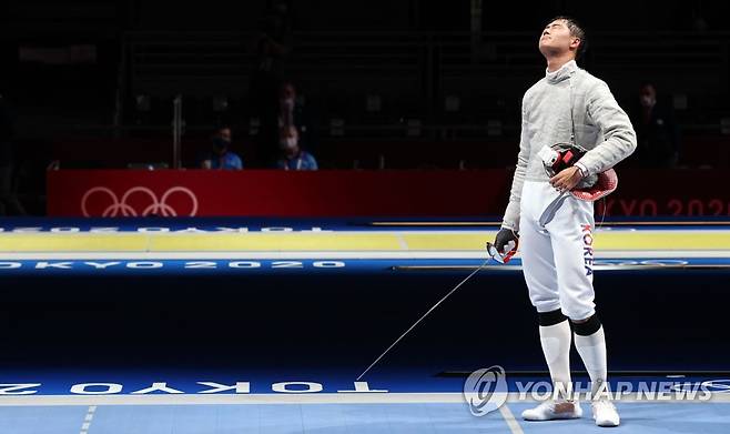 [올림픽] 아쉬운 오상욱 (지바=연합뉴스) 한상균 기자 = 펜싱 남자 사브르 세계 1위 오상욱이 24일 일본 마쿠하리 메세홀에서 산드로 바자제(조지아)와의 도쿄올림픽 8강전 패배 후 아쉬워하고 있다.  2021.7.24 xyz@yna.co.kr