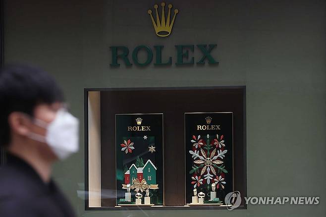 해외 명품, 올해도 제품 가격 인상 (서울=연합뉴스) 강민지 기자 = 해외 명품 브랜드들이 제품 가격 인상에 나섰다. 사진은 지난 1월 3일 서울의 한 백화점 앞. 2024.1.3 mjkang@yna.co.kr