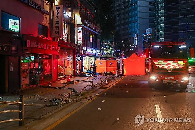시청역 교차로 대형 교통사고로 파손된 인도 (서울=연합뉴스) 서대연 기자 = 2일 오전 전날 대형 교통사고가 발생한 서울 시청역 인근 교차로 인도에 사고 여파로 파편이 흩어져 있다. 2024.7.2 dwise@yna.co.kr