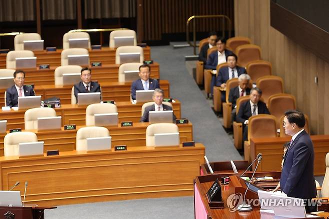 발언하는 우원식 국회의장 (서울=연합뉴스) 신준희 기자 = 2일 국회에서 열린 본회의 대정부질문. 
    우원식 국회의장이 발언을 하고 있다. 2024.7.2 hama@yna.co.kr