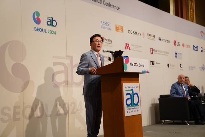 박현주 미래에셋금융그룹 회장이 3일 서울 중구 롯데호텔에서 열린 AIB 2024 행사에서 '올해의 국제 최고경영자상'을 수상했다./사진=미래에셋증권