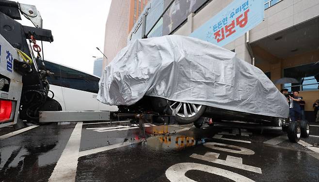 지난 2일 오전 서울 남대문경찰서에서 경찰 견인차가 지난 1일 저녁 시청역 인근 교차로에서 인도로 돌진해 보행자들을 덮치는 사고를 낸 차량을 이송하고 있다 (사진=연합뉴스)