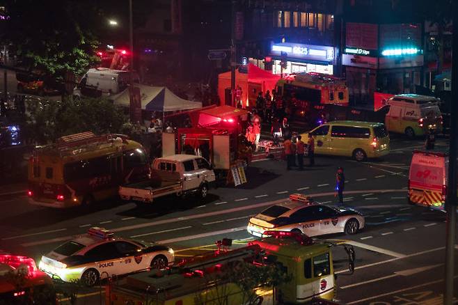 1일 서울 시청역 인근 도로에서 역주행 사고가 발행한 뒤 경찰이 현장을 수급하고 있다. (사진=연합뉴스)