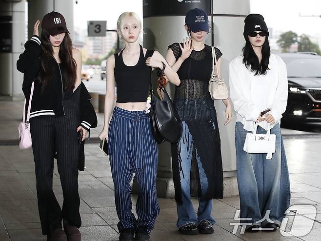 에스파 지젤(왼쪽부터)꽈 윈터, 카리나, 닝닝이 해외 일정을 위해 2일 김포공항을 통해 일본으로 출국하기 전 인사를 하고 있다. 2024.7.2/뉴스1 ⓒ News1 권현진 기자