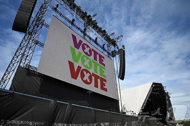 지난달 29일(현지시간) 영국의 대표적인 음악 페스티벌 중 하나인 글래스톤베리 페스티벌이 열린 영국 남서부 서머셋에서 투표를 독려하는 포스터가 걸려 있다. 24.06.29 ⓒ AFP=뉴스1 ⓒ News1 김예슬 기자