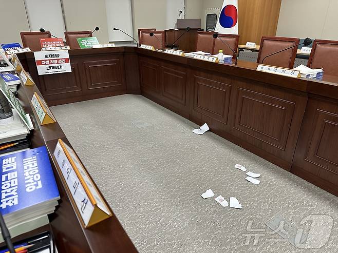 3일 최저임금위원회에 찢겨진 투표용지가 바닥에 뒹굴고 있다. ⓒ News1 나혜윤 기자