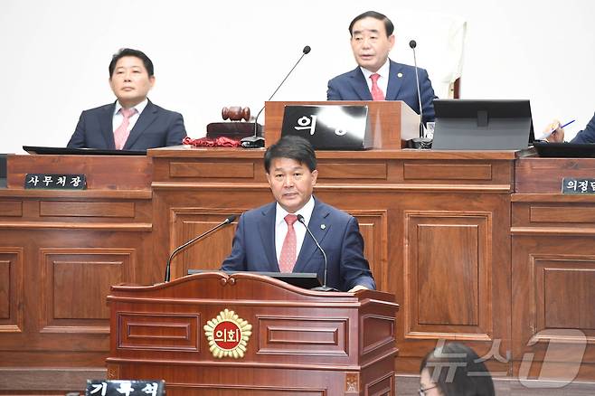 지난 25일 제246회 제1차 정례회 1차 본회의에서 이성룡 의원이 후반기 의장으로 선출돼 당선 인사를 하고 있다. (시의회 제공)