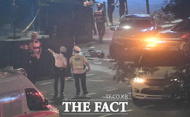 1일 오후 9시 26분께 서울 중구 시청역 교차로에서 차량이 인도로 돌진하는 사고가 발생한 가운데 경찰 관계자들과 소방 관계자들이 사고 현장을 통제하고 있다. /박헌우 기자