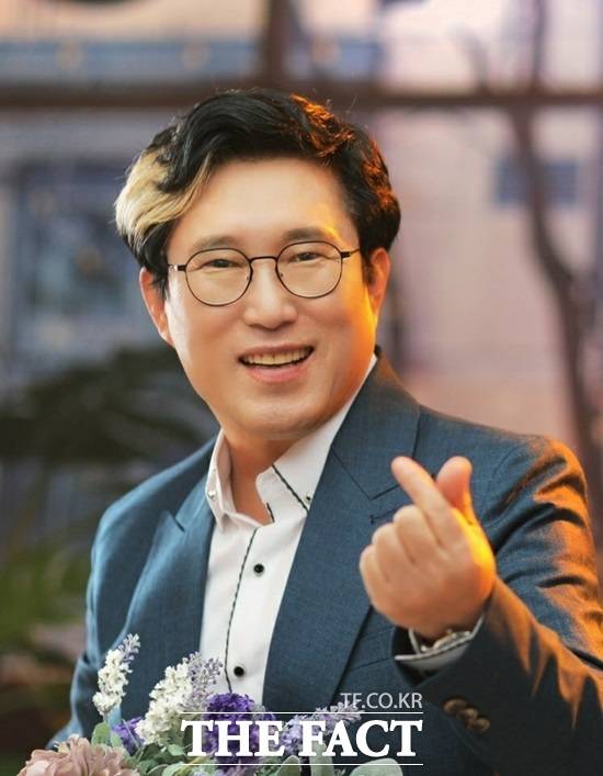 '지갑이 형님' 가사는 '닥터 리'라는 예명으로 시인 겸 작사가로 활동하는 은평치과원장 이영만 박사가 썼다. 앞서 송대관이 부른 '덕분에'도 그의 작품이다. /더팩트 DB