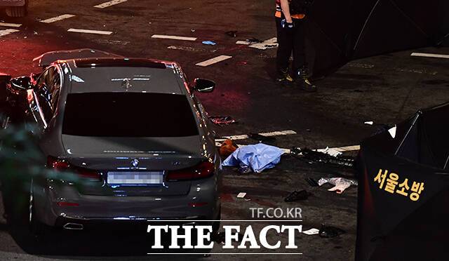 서울시청 인근 사고 원인을 두고 3일 전문가들은 "CCTV 영상이나 목격자 진술만으로 정확한 원인을 알 수 없어 국립과학수사연구원(국과수) 등 의견이 나온 뒤 논의해야 한다"고 입을 모았다. /박헌우 기자