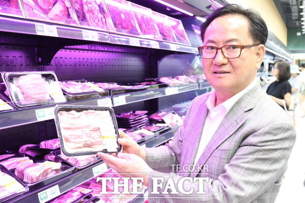 김창섭 대덕로컬푸드 대표가 3일 대덕로컬푸드 직매장에 전시된 돼지고기를 들고 매장에 입점하기까지의 과정을 설명하고 있다. / 정예준 기자