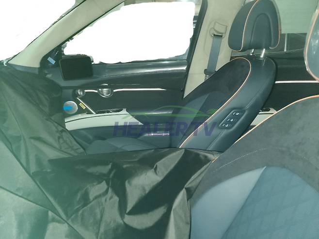 사진 : 제네시스 GV60 페이스리프트 테스트카 실내 (출처=힐러TV)