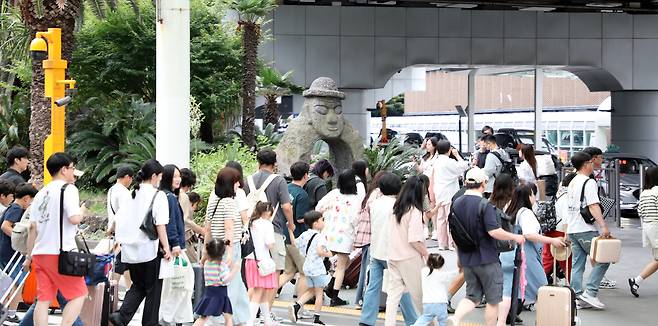 현충일인 지난달 6일 오전 제주국제공항이 징검다리 연휴를 맞아 제주를 찾은 관광객들로 붐비고 있다. /뉴스1