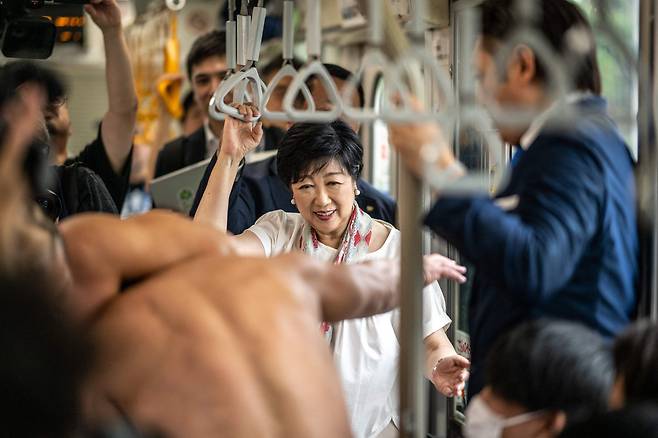 지난달 29일 노면전차 도덴 아라카와선 사쿠라 트램에 탄 고이케 유리코 도쿄도지사. /AFP 연합뉴스