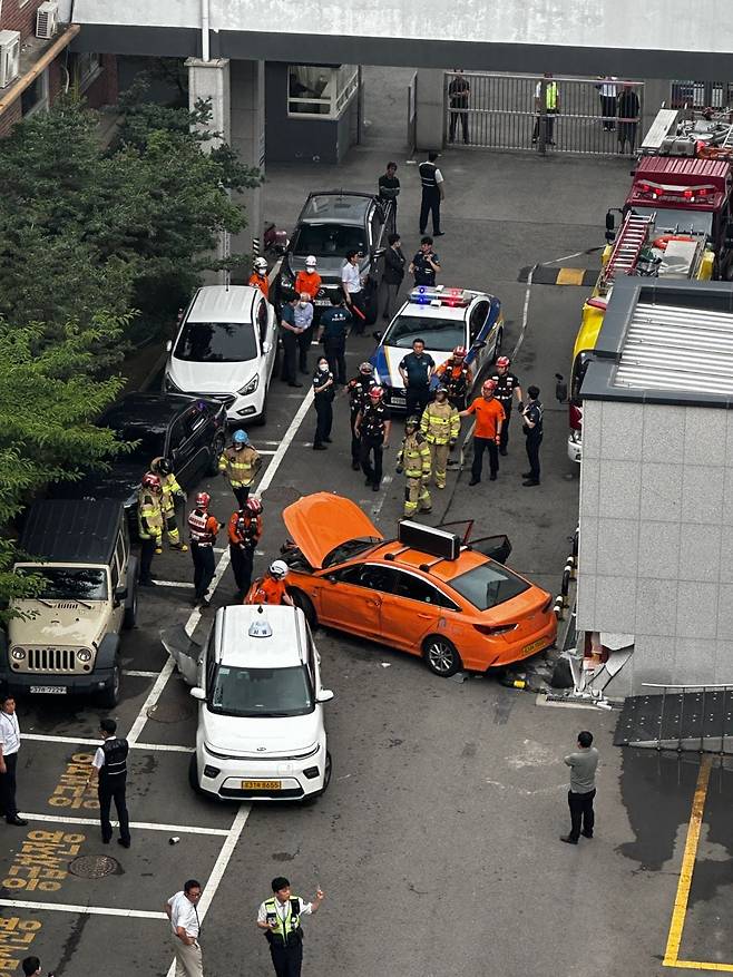 3일 오후 서울국립중앙의료원에 택시가 돌진해 3명이 다치는 사고가 발생했다. /독자 제공