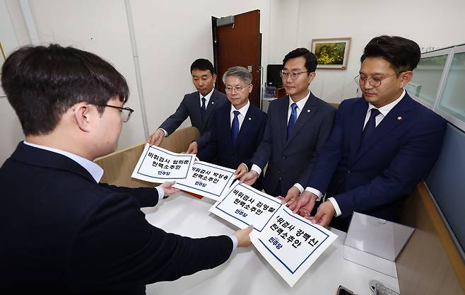 더불어민주당 전용기(오른쪽부터), 장경태, 민형배, 김용민 의원이 2일 오후 서울 여의도 국회 의안과에서 비위검사 엄희준 탄핵소추안을 제출하고 있다.  이덕훈 기자