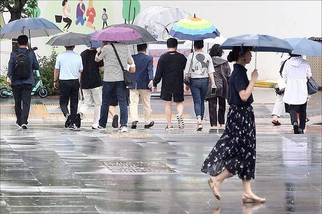 서울 세종대로 광화문광장에서 우산을 쓴 시민들이 발걸음을 재촉하고 있다. ⓒ데일리안 홍금표 기자