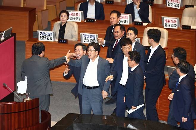 김병주 더불어민주당 의원이 2일 오후 서울 여의도 국회에서 열린 제415회국회(임시회) 4차 본회의 정치·외교·통일·안보 분야 대정부질문에서 국민의힘 의원들을 향해 ‘정신 나갔다’고 표현한 것을 두고 국민의힘 의원들에게 항의를 받으며 설전을 벌이고 있다. 2024.7.2. 뉴스1