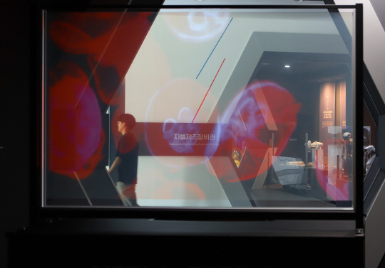 기계연과 ㈜메타투피플이 공 동개발한 '대형 나노 투명 스크린 '의 시연 영상 이미지.



기계연 제공