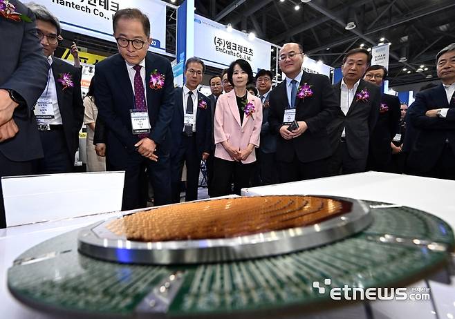 나노기술의 글로벌 트렌드 및 이슈를 조망하고 우수 성과를 전시하는 '나노코리아 2024'가 나노융합산업연구조합과 나노기술연구협의회 주관으로 3일 경기 고양시 킨텍스에서 열렸다. 송재혁 삼성전자 사장(왼쪽부터), 이승렬 산업통상자원부 산업정책실장, 방승찬 한국전자통신연구원장, 최수진 국민의힘 의원, 이창윤 과학기술정보통신부 제1차관 등 내빈들이 마이크로투나노의 반도체용 MEMS 프로브카드를 살펴보고 있다. 이동근기자 foto@etnews.com