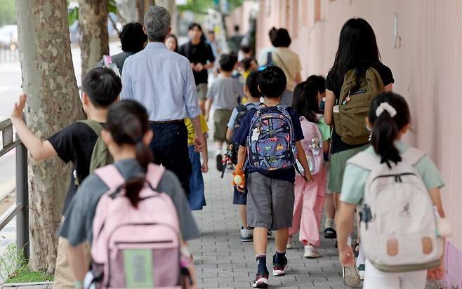 초등학교 학생들이 등교하고 있다. (자료사진). 뉴스1