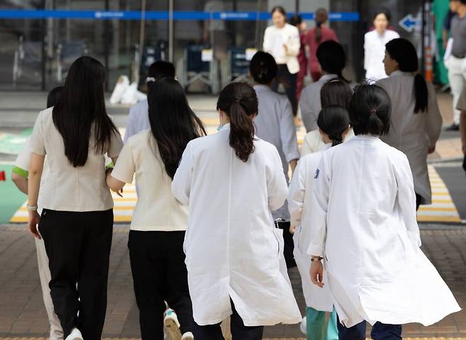 서울의 한 대학병원 의료진이 발걸음을 옮기고 있다. 뉴시스