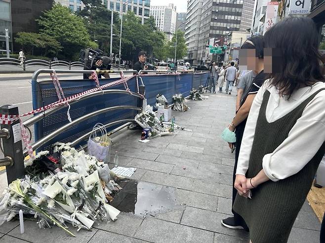 지난 1일 저녁 제네시스 차량이 인도로 돌진해 9명이 사망한 교통사고가 발생한 서울 시청역 7번출구 현장을 찾은 시민들이 희생자들을 추모하고 있다. 사진=강명연 기자