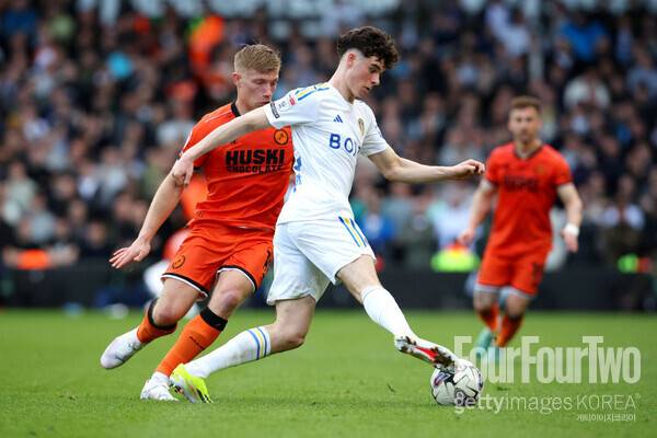 사진=게티이미지. 토트넘은 2일(한국시간) 구단 홈페이지를 통해 “구단은 리즈 유나이티드로부터 그레이를 영입하게 되어 기쁘다. 그의 계약 기간은 2030년까지고 등번호 14번을 달게 될 예정이다”라고 공식 발표했다. 이적료는 700억 원으로 밝혀졌으며 그는 '전설' 루카 모드리치의 등번호인 14번을 달고 뛰게 된다. 그레이는 토트넘 이적 이유에 대해 엔제 포스테코글루 감독이 주요 이유가 됐다고 밝혔다.