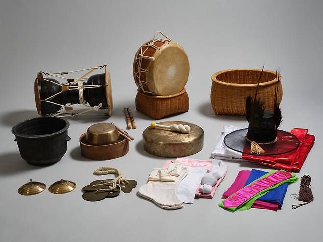 고 김윤수 큰 심방이 사용했던 기증 무구들. 제주도 민속자연사박물관 제공