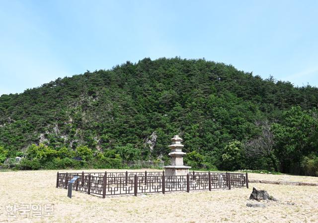 굴구지 마을 초입의 구산리 삼층석탑.