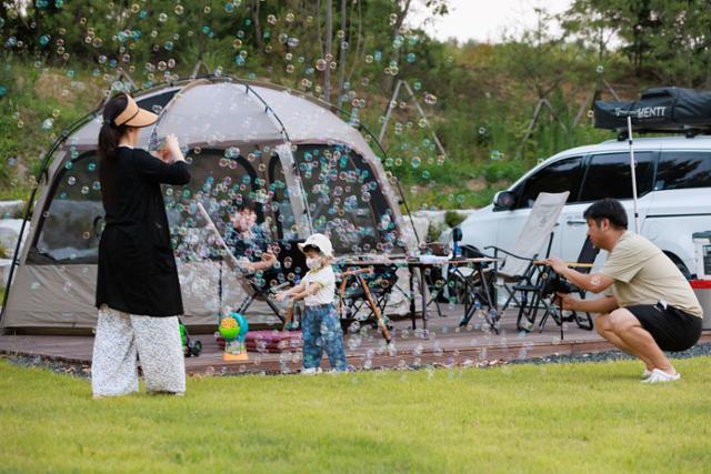 도청 신도시에 있는 예천 패밀리파크 캠핑장에서 가족들이 즐거운 시간을 보내고 있다. 예천군 제공