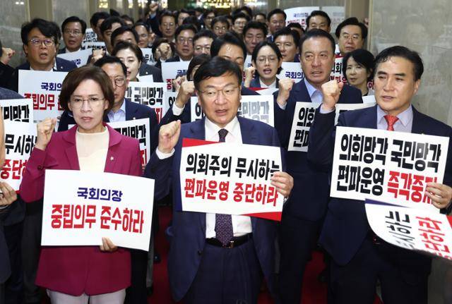 국민의힘 정점식 정책위의장을 비롯한 의원들이 2일 오후 서울 여의도 국회의장실 앞에서 본회의를 앞두고 해병대원 특검법 상정에 항의하며 국회의장을 규탄하는 손피켓을 들고 구호를 외치고 있다. 뉴스1