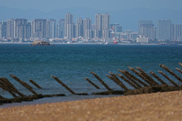 대만 진먼다오 해변에 유사시 중국군 공격을 막기 위한 바리케이드가 설치돼 있다. 대만해협 너머로 중국 푸젠성 샤먼시 일대가 보인다. 진먼다오=로이터 연합뉴스