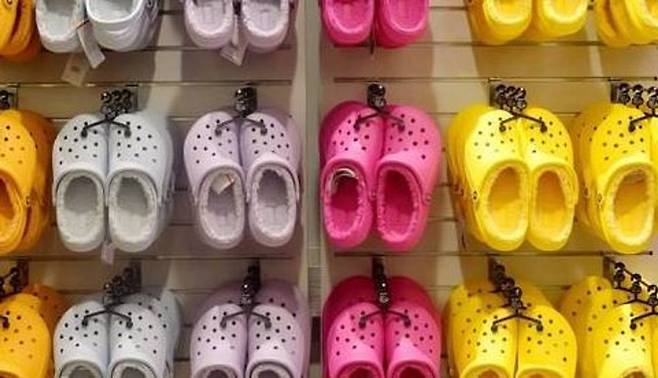 장마철 낙상사고를 예방하기 위해서는 신발 종류보다는 바닥 상태를 살피는 게 더 중요하다./사진=연합뉴스