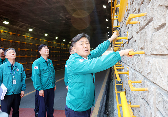 김관영 도지사가 침수위험이 높은 지하차도를 점검하고 있다. [사진=전북자치도]