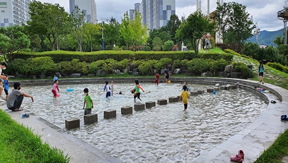 경상남도 사천시 소재 초전공원에서 어린이들이 물놀이를 하고 있다. [사진=경상남도 사천시]