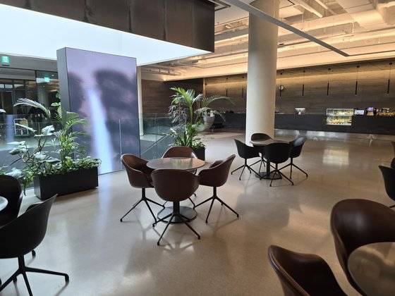 서울 용산구 한남동 나인원한남 아파트 단지 내 클럽하우스. 최근 가수 장윤정씨가 이 아파트를 120억원에 팔았다. 함종선 기자