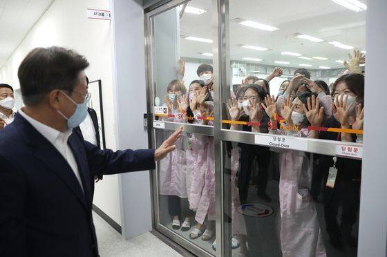 문재인 대통령이 지난 2020년 7월 오전 경기도 이천시 SK하이닉스 이천 캠퍼스에 도착해 근로자들과 인사하고 있다. SK하이닉스는 경기도 용인에 반도체 클러스터 조성을 추진하고 있다. 연합뉴스