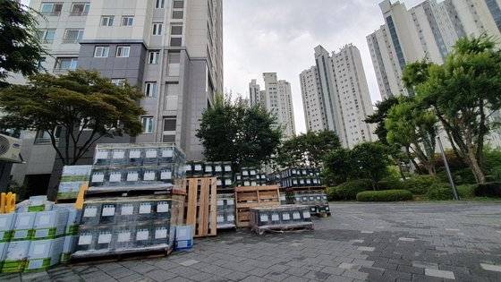 세종시 한 아파트에서 외벽 도색 공사를 위한 물품이 단지 안에 쌓여 있다. 프리랜서 김성태