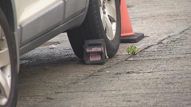 고임목을 설치한 차량.