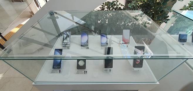 인천 송도동 캠시스 사옥 쇼룸에 캠시스 카메라 모듈이 탑재된 삼성전자 스마트폰이 전시되어 있다. 사진=이미경 기자