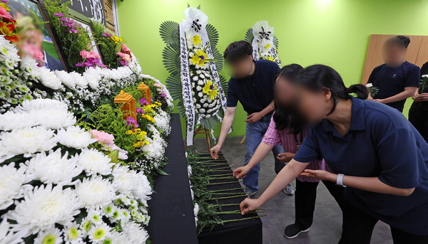 3일 서울시청에 마련된 시청역 사고로 희생된 시청 직원 추모 공간을 찾은 동료 직원들이 헌화하고 있다. 연합뉴스