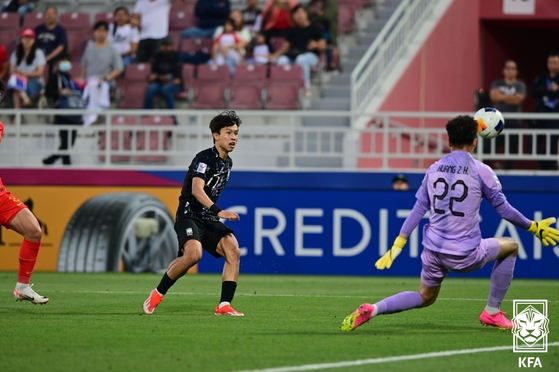Eom Ji-sung, left, shoots during a match against China during the U-23 Asian Cup in Doha, Qatar on April 19. [KFA]