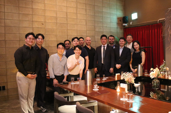 Participants in Amcham's Young Professionals Program take a photo with inaugural mentor Harrison Kim, second from right, country director of Google Korea, during a kickoff meeting on June 27. [AMCHAM]