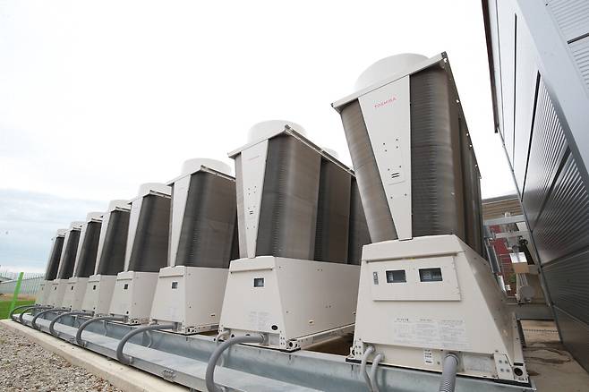 전북 김제 스마트팜에 설치된 캐리어에어컨의 공기열 히트펌프 냉동기(USX-Edge).  캐리어에어컨