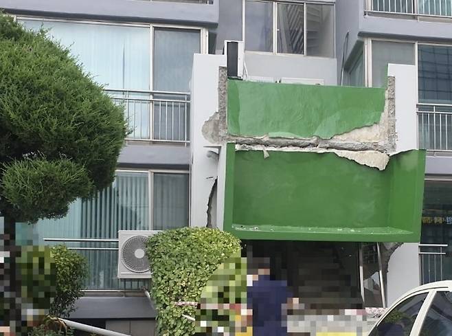 공동현관 지붕이 붕괴된 용인 수지의 한 아파트 모습 [사진 = 온라인 커뮤니티]