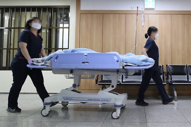 대구의 한 대학병원에서 간호사가 환자를 태운 침상을 옮기고 있다./사진= 뉴스1