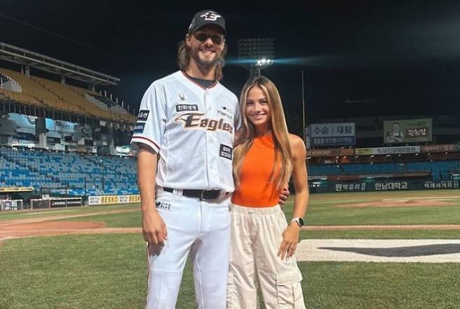 프로야구 한화 이글스에 대체 선수로 합류한 라이언 와이스(28)의 아내가 한국 야구에 푹 빠졌다. /사진=헤일리 브룩 와이스 인스타그램 캡처