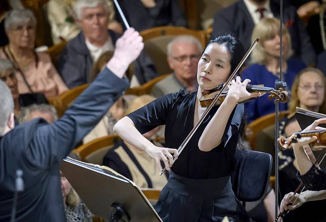 프라하의봄 음악축제에서 실험곡 ‘생추어리’ 연주때 수석 바이올리니스트로서 오케스트라를 이끈 박지윤.