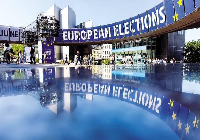 유럽연합(EU) 27개 회원국의 시민 가운데 투표권을 가진 약 3억6000만명이 지난 6월 6~9일까지 유럽의회 선거에 투표했다. 유럽의회엔 선거를 알리는 플래카드가 설치돼 있다.[EPA]